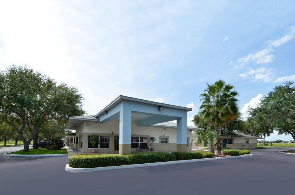 Rodeway Inn & Suites Haines City Exteriör bild